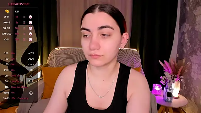 Snapshot of hannacheekss_ chatting on November 20, 2:01 am hannacheekss online show from November 20, 2:01 am