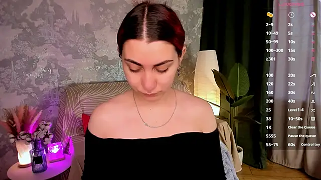 Snapshot of hannacheekss_ chatting on July 15, 2:06 am hannacheekss online show from July 15, 2:06 am