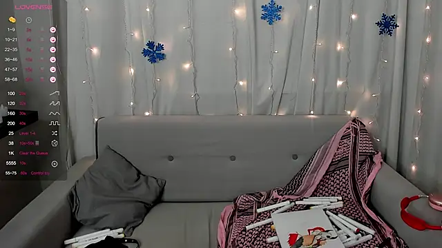 Snapshot of Emily_Strikeee chatting on December 11, 12:55 pm Emily Strikeee online show from December 11, 12:55 pm