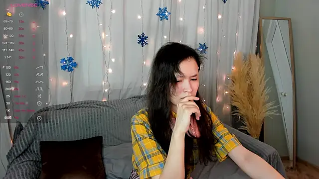 Snapshot of Emily_Strikeee chatting on December 17, 7:18 am Emily Strikeee online show from December 17, 7:18 am