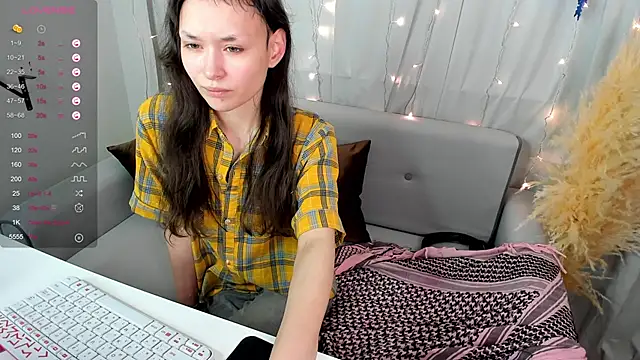 Snapshot of Emily_Strikeee chatting on December 19, 9:40 am Emily Strikeee online show from December 19, 9:40 am