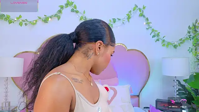 Snapshot of NahiaraReina chatting on December 5, 1:52 pm NahiaraReina online show from December 5, 1:52 pm