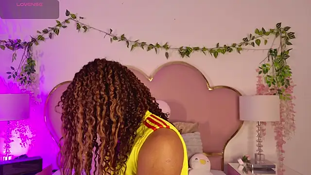 Snapshot of NahiaraReina chatting on June 27, 1:39 pm NahiaraReina online show from June 27, 1:39 pm