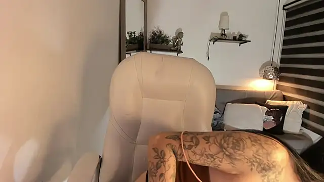 yenny garcia online show from February 16, 6:15 pm