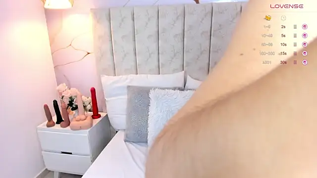 LauraSmith-01 online show from December 20, 6:59 pm