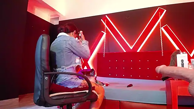 Snapshot of engel_devil chatting on October 4, 12:36 pm engel devil online show from October 4, 12:36 pm