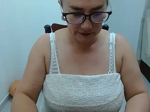 Snapshot of AllisonMillerHot chatting on January 7, 10:19 pm AllisonMillerHot online show from January 7, 10:19 pm