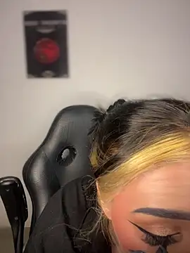 Snapshot of AnnikaMerliahh_ chatting on October 31, 4:13 am AnnikaMerliahh online show from October 31, 4:13 am