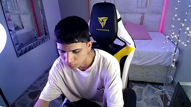 Snapshot of Brayan_lopezz chatting on January 7, 4:27 pm Brayan lopezz online show from January 7, 4:27 pm