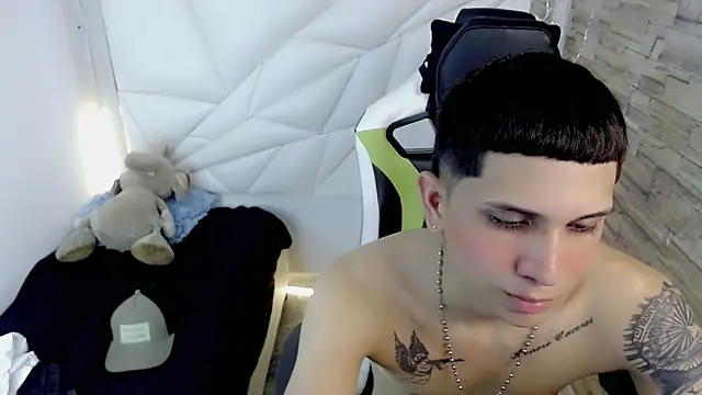 Snapshot of Brayan_lopezz chatting on February 3, 3:59 pm Brayan lopezz online show from February 3, 3:59 pm