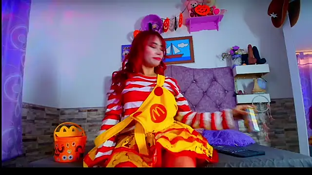 Snapshot of Melannytaylor chatting on October 31, 9:05 pm Melannytaylor online show from October 31, 9:05 pm