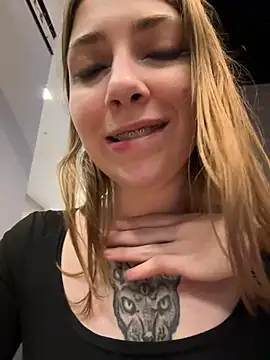 Snapshot of Sunny___Bunny chatting on December 15, 3:20 pm Sunny Bunny online show from December 15, 3:20 pm