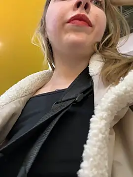 Snapshot of Sunny___Bunny chatting on February 6, 5:19 pm Sunny Bunny online show from February 6, 5:19 pm