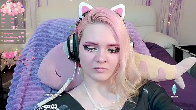 One Moment  online show from December 17, 10:00 pm