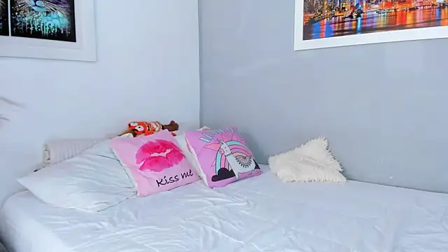 Snapshot of naughtyloverss chatting on February 19, 6:43 pm naughtyloverss online show from February 19, 6:43 pm