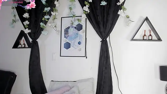 Snapshot of Khenta_Michells chatting on May 6, 11:04 am Khenta Michells online show from May 6, 11:04 am