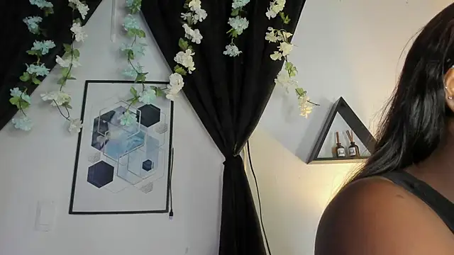 Snapshot of Khenta_Michells chatting on May 15, 10:44 am Khenta Michells online show from May 15, 10:44 am