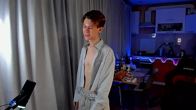 Snapshot of AndrewwCarter2 chatting on February 8, 6:12 pm AndrewwCarter2 online show from February 8, 6:12 pm