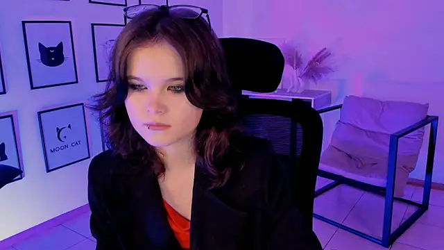 Snapshot of Elainebeness chatting on December 13, 6:27 pm Elainebeness online show from December 13, 6:27 pm