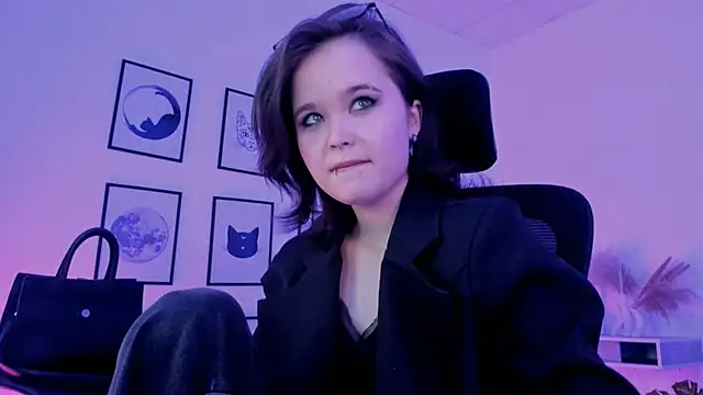 Snapshot of Elainebeness chatting on December 18, 1:59 am Elainebeness online show from December 18, 1:59 am