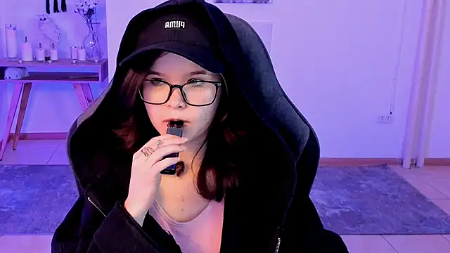 Snapshot of Elainebeness chatting on February 2, 1:45 am Elainebeness online show from February 2, 1:45 am