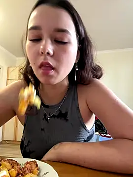 Snapshot of PoppyRobinson chatting on December 8, 11:24 am PoppyRobinson online show from December 8, 11:24 am
