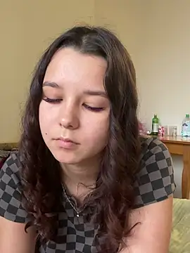 Snapshot of PoppyRobinson chatting on December 12, 11:18 am PoppyRobinson online show from December 12, 11:18 am