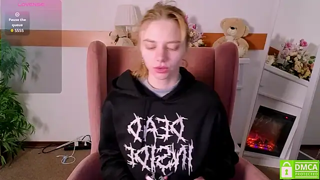 Snapshot of MirraBellanta chatting on December 13, 10:48 pm MirraBellanta online show from December 13, 10:48 pm