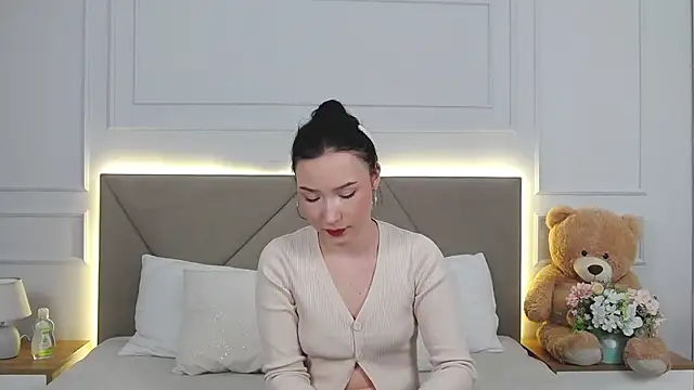 Snapshot of LeilaLow chatting on December 17, 12:00 pm LeilaLow online show from December 17, 12:00 pm