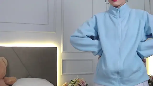 Snapshot of LeilaLow chatting on December 21, 12:06 pm LeilaLow online show from December 21, 12:06 pm