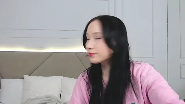 Snapshot of LeilaLow chatting on January 25, 11:02 am LeilaLow online show from January 25, 11:02 am