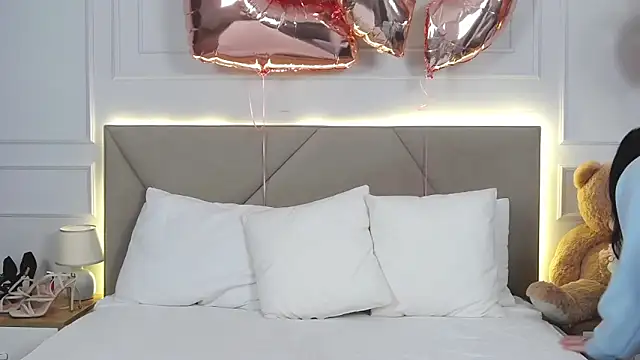 Snapshot of LeilaLow chatting on February 20, 12:04 pm LeilaLow online show from February 20, 12:04 pm