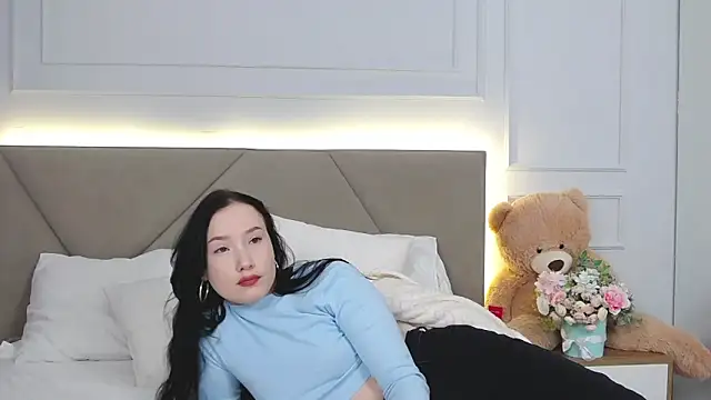 Snapshot of LeilaLow chatting on February 25, 12:13 pm LeilaLow online show from February 25, 12:13 pm