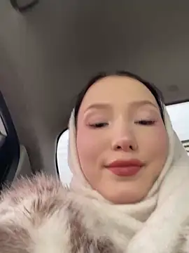 Snapshot of LeilaLow chatting on February 28, 10:52 am LeilaLow online show from February 28, 10:52 am