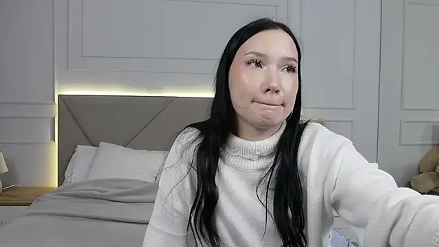 Snapshot of LeilaLow chatting on September 9, 11:32 am LeilaLow online show from September 9, 11:32 am