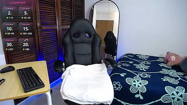Snapshot of karoll_marquez chatting on February 8, 1:00 am karoll marquez online show from February 8, 1:00 am