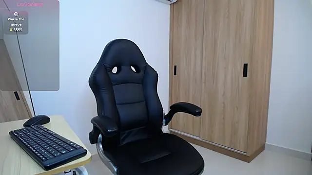 Snapshot of karoll_marquez chatting on November 6, 11:15 pm karoll marquez online show from November 6, 11:15 pm