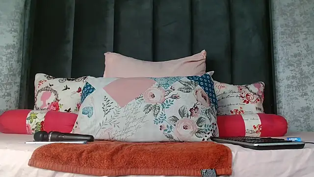 Snapshot of Lucy_Blacksilk chatting on November 19, 9:15 pm Lucy Blacksilk online show from November 19, 9:15 pm