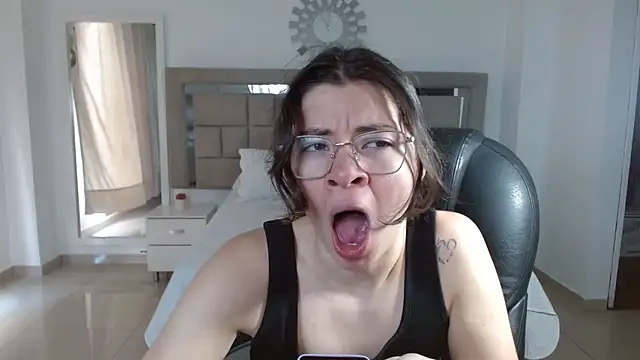 Snapshot of zoecruzz chatting on October 24, 3:08 pm zoecruzz online show from October 24, 3:08 pm