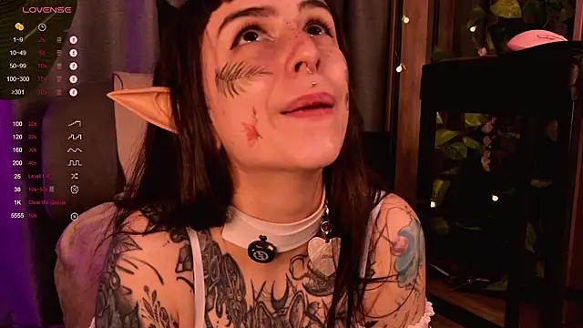 Snapshot of MichaellaMoon chatting on December 5, 3:26 am MichaellaMoon online show from December 5, 3:26 am