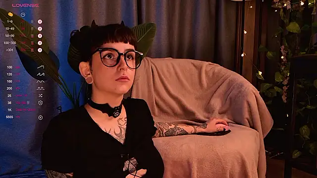 Snapshot of MichaellaMoon chatting on December 7, 4:14 pm MichaellaMoon online show from December 7, 4:14 pm