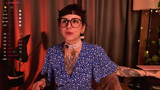 Snapshot of MichaellaMoon chatting on December 8, 6:50 pm MichaellaMoon online show from December 8, 6:50 pm