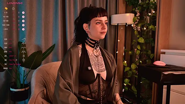 Snapshot of MichaellaMoon chatting on December 9, 7:18 pm MichaellaMoon online show from December 9, 7:18 pm