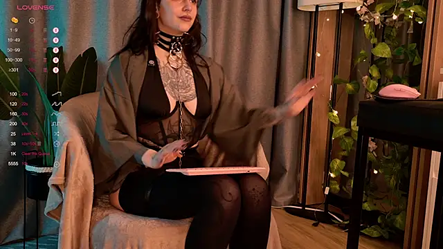 Snapshot of MichaellaMoon chatting on December 10, 1:22 am MichaellaMoon online show from December 10, 1:22 am