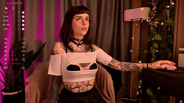 Snapshot of MichaellaMoon chatting on December 11, 8:50 pm MichaellaMoon online show from December 11, 8:50 pm