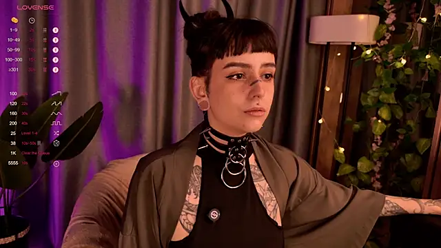 Snapshot of MichaellaMoon chatting on December 12, 8:32 pm MichaellaMoon online show from December 12, 8:32 pm