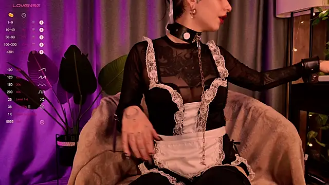 Snapshot of MichaellaMoon chatting on December 16, 11:07 pm MichaellaMoon online show from December 16, 11:07 pm