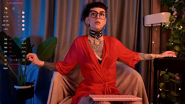 Snapshot of MichaellaMoon chatting on December 19, 5:40 pm MichaellaMoon online show from December 19, 5:40 pm