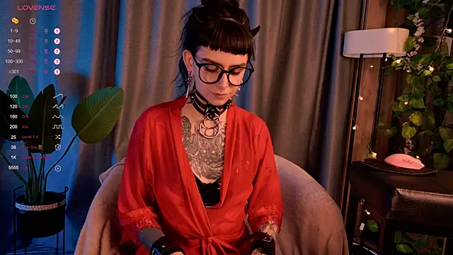 Snapshot of MichaellaMoon chatting on December 19, 11:57 pm MichaellaMoon online show from December 19, 11:57 pm