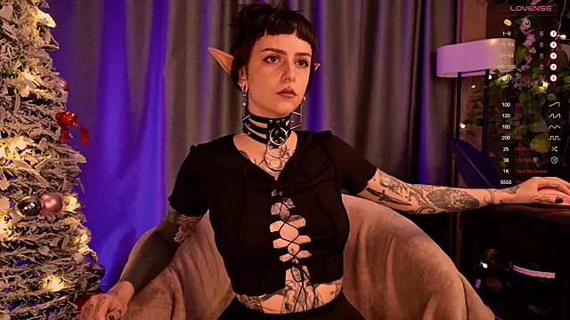 Snapshot of MichaellaMoon chatting on December 21, 8:43 pm MichaellaMoon online show from December 21, 8:43 pm